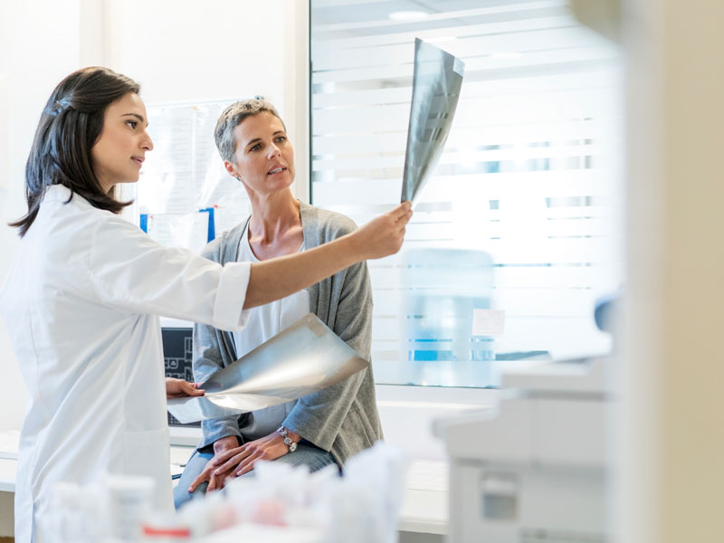 lekarz przedstawia diagnoze